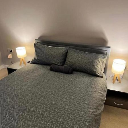 Modern Room Homestay In Apartment With Private Bathroom 크로이던 외부 사진