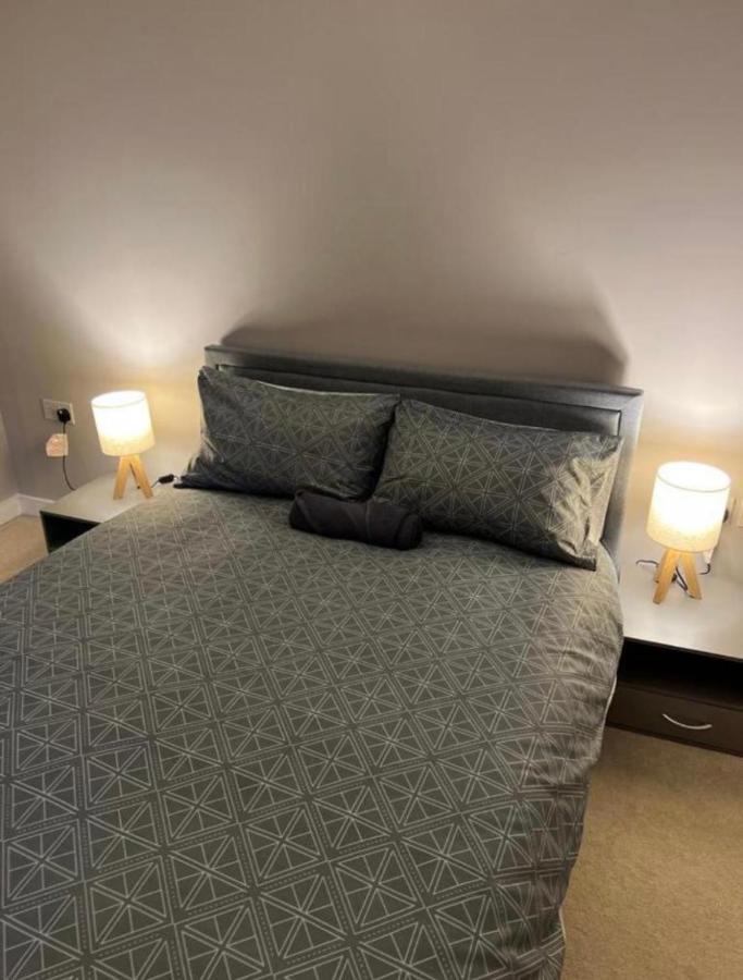 Modern Room Homestay In Apartment With Private Bathroom 크로이던 외부 사진